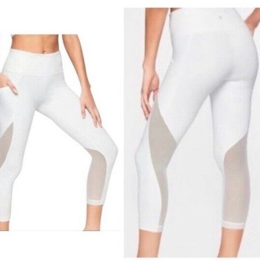 NWT Athleta Fearless Mudra Capri in White
Size Small.